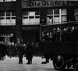 Polizei vor dem Verlagshaus der 'Roten Fahne'