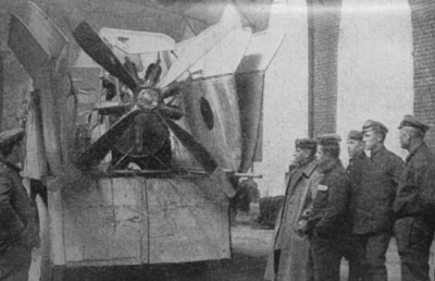 Das erste Dutzend der von Richthofen abgeschossenen Apparate wird zum Abtransport in die Heimat verladen
