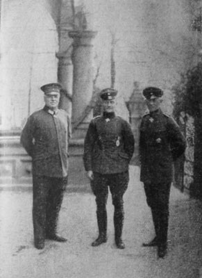 Der kommandierende General der Luftstreitkräfte, Exzellenz v. Hoeppner (1), und der Chef des Stabes der Luftstreitkräfte, Oberstleutnant Thomson (2), mit Rittmeister Manfred Freih. v. Richthofen (3)