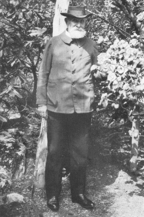 Carl Spitteler um 1911 in seinem Garten